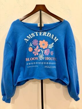 Amsterdam Bloom Hotel Blue Floral Cropped Crewneck Sweater